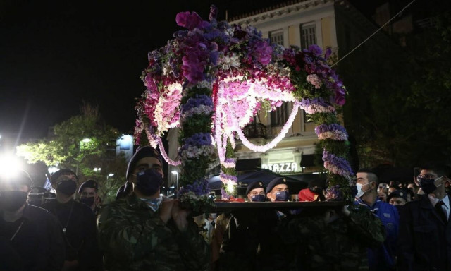 Πάσχα 2022: Κατάνυξη σε όλη τη χώρα κατά την περιφορά του Επιταφίου