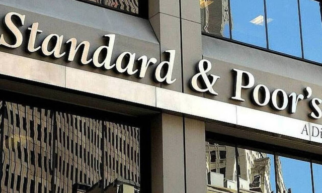 «Στήριξη» από την Standard and Poor’s αναζητεί η κυβέρνηση για να βγει στις αγορές
