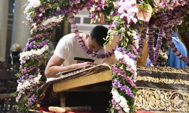 LIVE: Η Ακολουθία του Ιερού Επιταφίου - Συγκίνηση και κατάνυξη σε όλη την Ελλάδα