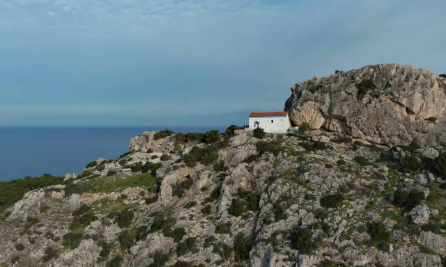 Άγιος Νικόλαος Ηραίου: Το ξωκλήσι κοντά στην Αττική με την εκπληκτική θέα (video)