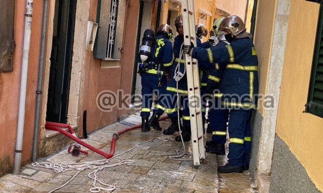 Κέρκυρα: Φωτιά από καπνογόνα σε παλιό κτίριο της πόλης - Επενέβη άμεσα η πυροσβεστική
