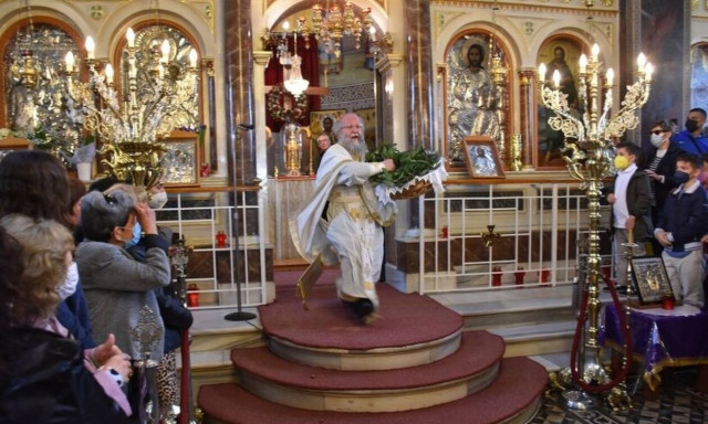 Πάσχα 2022: Έγινε η πρώτη ανάσταση σε Κέρκυρα, Χίο και Αθήνα - Viral o «ιπτάμενος ιερέας»