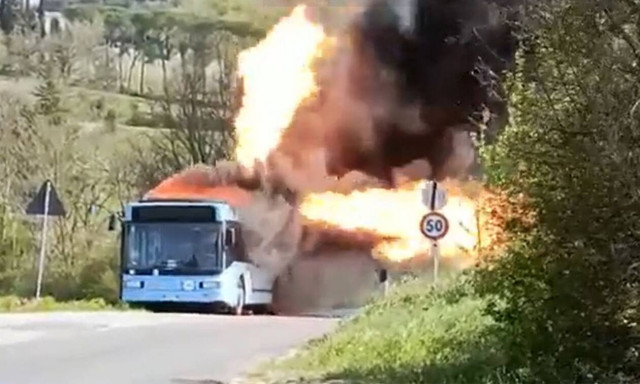 Λεωφορείο λαμπάδιασε και έγινε στάχτη (vid)