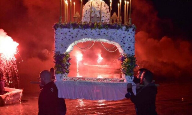 Τολό Αργολίδας: Η ξεχωριστή περιφορά του Επιταφίου μέσα στη θάλασσα