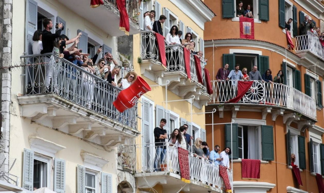 Πάσχα 2022: Χιλιάδες επισκέπτες και ντόπιοι παρακολούθησαν το έθιμο των Μποτήδων (pics)