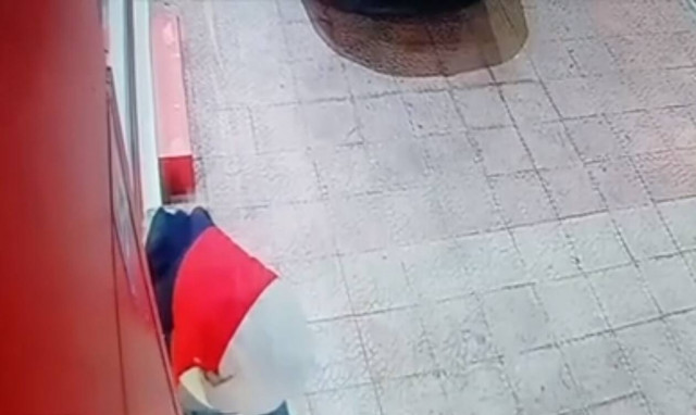 Χειροπέδες σε 62χρονο διαρρήκτη που «άνοιξε» 13 καταστήματα σε όλη την Αττική – Βίντεο-ντοκουμέντο