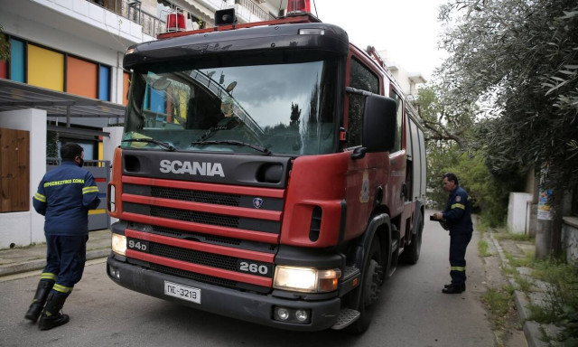 Μεγάλη φωτιά σε ρετιρέ πολυκατοικίας στην Καλαμάτα