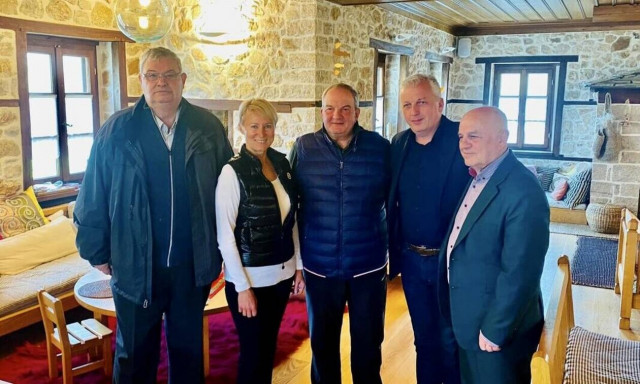 Πάσχα 2022: Κώστας και Νατάσα Καραμανλή στην Ήπειρο με φίλους (pics)