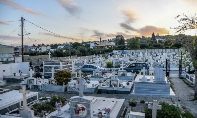 Η μητέρα και η αδελφή της Πισπιρίγκου πέταξαν δώρα από τους τάφους Μαλένας - Ίριδας (pics+vid)