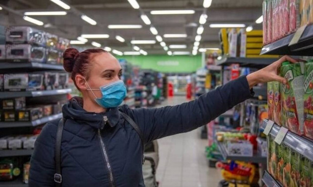 Εργαζόμενη σε σούπερ μάρκετ εκλιπαρεί τους πελάτες να σταματήσουν την αηδιαστική συνήθεια