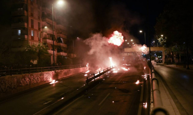 Ανάσταση στον Νέο Κόσμο: «Πόλεμος» με μολότοφ και βεγγαλικά μετά το «Χριστός Ανέστη» στην Ανάληψη