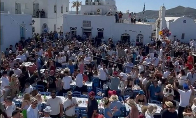 Πάσχα 2022: Το τεράστιο γλέντι στη Νάουσα της Πάρου – Εντυπωσιακό βίντεο