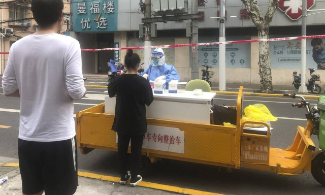 Σανγκάη: Δεν έχει τέλος ο παραλογισμός ενώ αυξάνονται οι νεκροί – Κλείνουν τα σπίτια με φράχτες