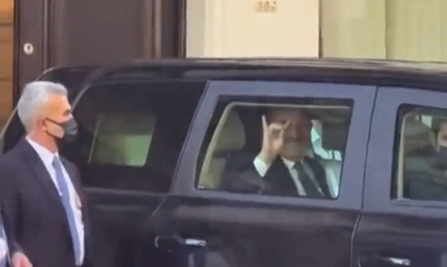 Προκλητικός Τσαβούσογλου: Έκανε το σήμα των «Γκρίζων Λύκων» σε Αρμένιους για τη Γενοκτονία