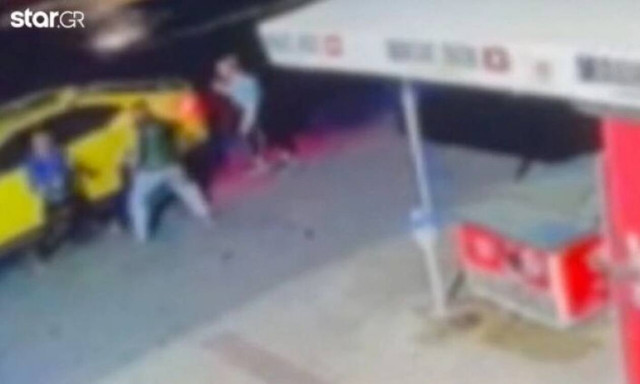 Γλυφάδα: Άγνωστος επιτέθηκε σε οδηγό ταξί - Συγκλονιστικό βίντεο
