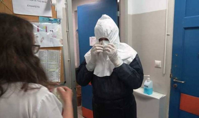 Μητροπολίτης Σύρου: Έβαλε ειδική στολή και μπήκε στην κλινική Covid για πασχαλινές ευχές