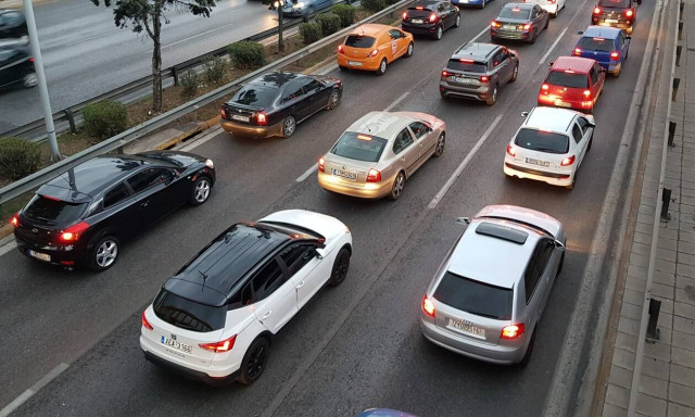 Κίνηση: Ξεκίνησε η επιστροφή των εκδρομέων – Καθυστερήσεις και στις δύο εθνικές οδούς