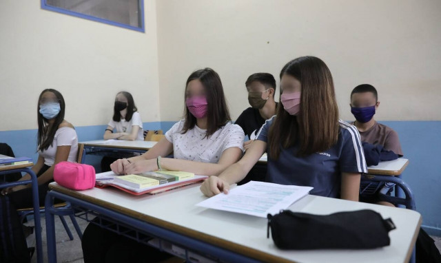 Μάσκες: Πότε θα φύγουν για τα σχολεία - Τι συζητούν οι ειδικοί