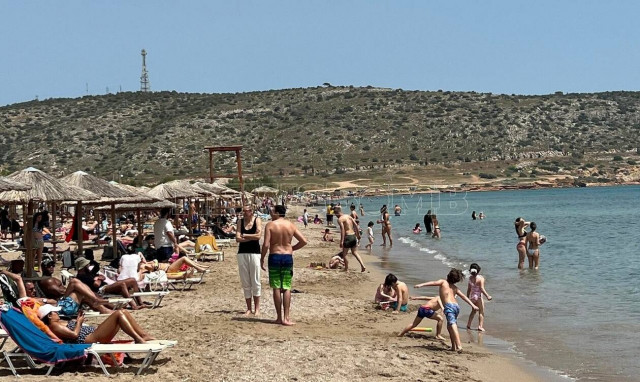 Οι αδειούχοι «πλημμύρισαν» τις παραλίες - Σύμμαχος ο καλός καιρός