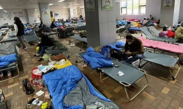 Σανγκάη: Εικόνες ντροπής στα αυτοσχέδια κέντρα καραντίνας - «Σώστε τη γιαγιά μου»