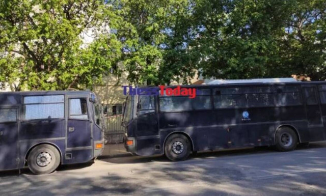 Θεσσαλονίκη: Κλούβες και διμοιρίες των ΜΑΤ στο ΑΠΘ