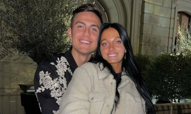 Η σύντροφος του Ντιμπάλα προωθεί γυμνή το νέο της τραγούδι (photos)