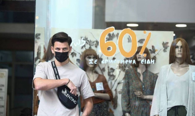 Ενδιάμεσες εκπτώσεις: Πότε ξεκινούν - Ποια Κυριακή θα είναι ανοικτά τα καταστήματα