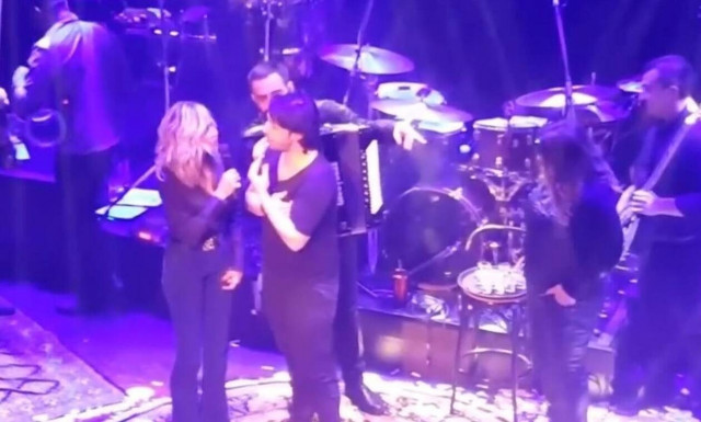 Όταν η Άννα Βίσση είχε κατεβάσει με το ζόρι τον Εμμανουήλ από την πίστα (vid)