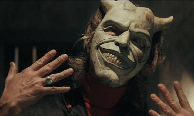 Ο Ίθαν Χοκ σκορπάει ανατριχίλες στο νέο τρέιλερ του «The Black Phone»