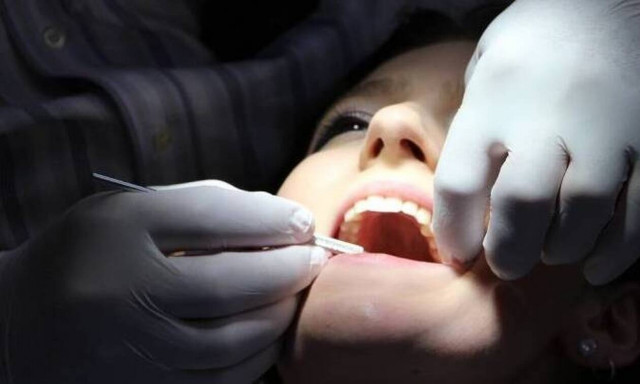 Οδοντίατρος αποκαλύπτει τι μπορούμε να πάθουμε αν μασάμε παγάκια