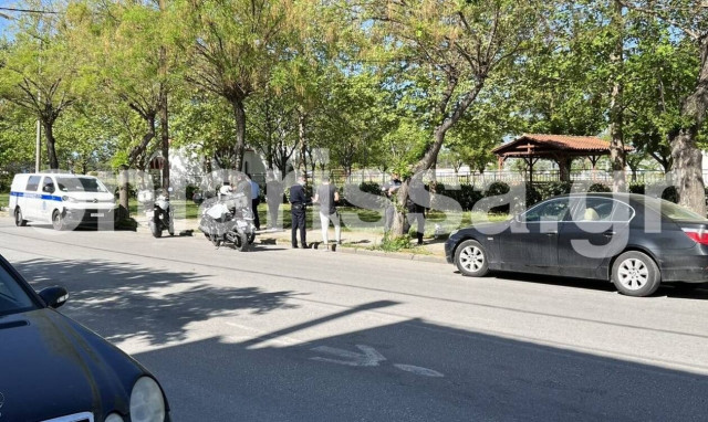 Απίστευτο τροχαίο στη Λάρισα: Στο νοσοκομείο 7χρονη και η μητέρα της που ήταν τρικάβαλο σε μηχανάκι