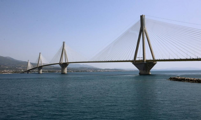 Πάτρα: Οδηγός εγκατέλειψε το όχημά του στη Γέφυρα Ρίου Αντιρρίου - Φόβοι πως έπεσε στη θάλασσα