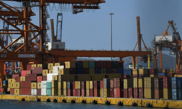 Πειραιάς: Συνεχίζεται η απεργία στο Σταθμό Εμπορευματοκιβωτίων στο λιμάνι μετά το εργατικό ατύχημα