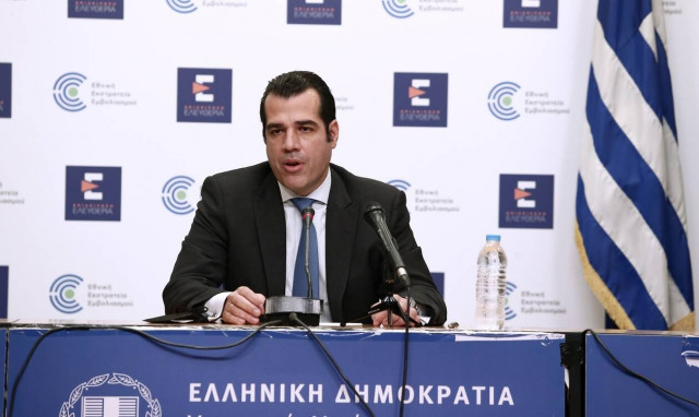 Πλεύρης: Μπορεί να μην καταργηθεί η μάσκα στους εσωτερικούς χώρους