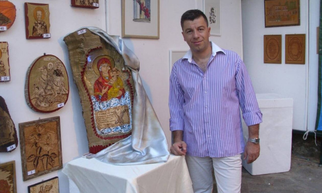 Στράτος Μυλωνάς: Ένιωσα το «θαύμα» όταν ζωγράφιζα τη μορφή του Αγίου Γεωργίου στη σημαία