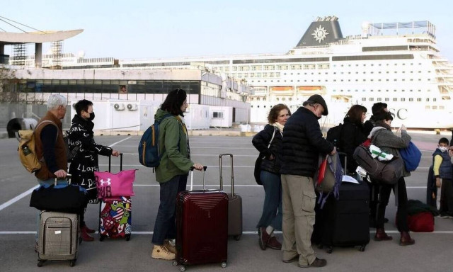 Πρωτομαγιά: Γεμάτα φεύγουν τα πλοία από τον Πειραιά για το τριήμερο