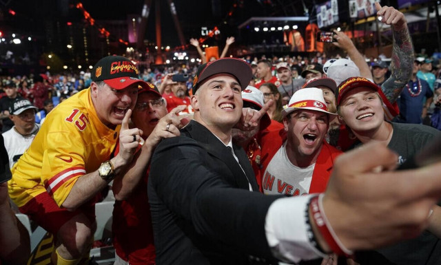 Γιώργος Καρλαύτης: Αυτός είναι ο Έλληνας που έγινε draft στο NFL - Ο «Greek Freak» του Football