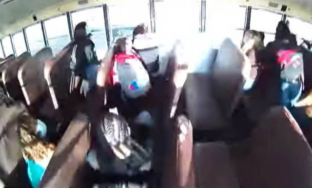 Aπίστευτη σύγκρουση μιας Mustang με σχολικό