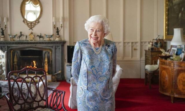 Βασίλισσα Ελισάβετ: Χωρίς μπαστούνι και χαμογελαστή μετά τις φήμες για την υγεία της (pics)