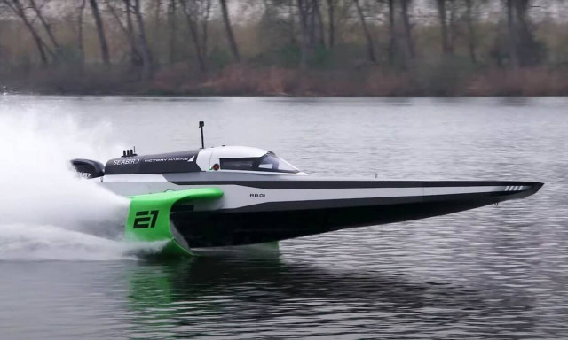 Ηλεκτρικά αγωνιστικά και στη θάλασσα (vid)