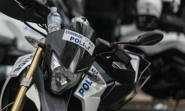 Δυο συλλήψεις για την επίθεση στα γραφεία της ΝΔ στη Γλυφάδα – Το μήνυμα Θεοδωρικάκου