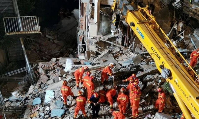 Κίνα: Κατέρρευσε εξαώροφη πολυκατοικία - Δεκάδες εγκλωβισμένοι