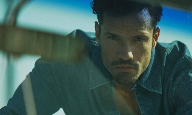 Κωνσταντίνος Αργυρός: Τραγουδά το «Ελεύθερος» και αποθεώνεται από το κοινό του