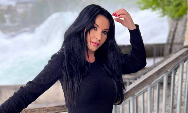 Πόπη Μαλλιωτάκη: Το «καυτό» φιλί και οι φωτογραφίες με μονόπετρο στην Ιταλία (photos)