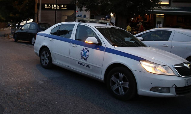 Κρήτη: Φωτογραφία «γροθιά στο στομάχι» – Άστεγος κοιμάται μέσα σε παρτέρι