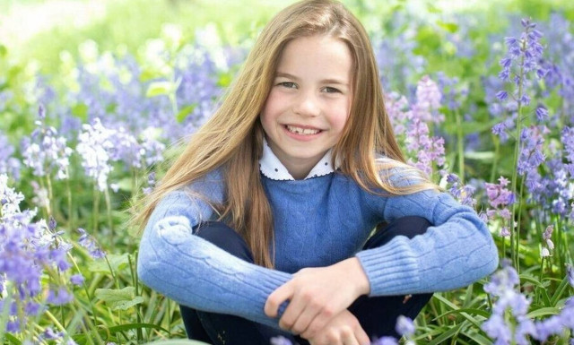 Η πριγκίπισσα Σάρλοτ έκλεισε τα 7 - Η δούκισσα μαμά της επέλεξε τρεις εορταστικές φωτογραφίες