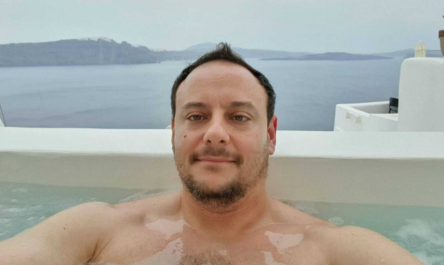 Ο Γκίκας Μαγιορκίνης ποζάρει από την Σαντορίνη: «Οία οέο»
