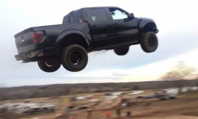 Το Ford Raptor άντεξε, όχι όμως και η σπονδυλική στήλη