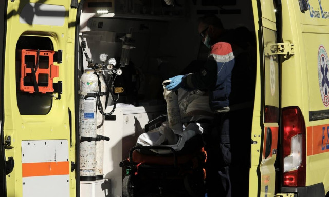 Βόλος: Έπεσε νεκρός έξω από το σπίτι του ενώ περίμενε ταξί για το Νοσοκομείο