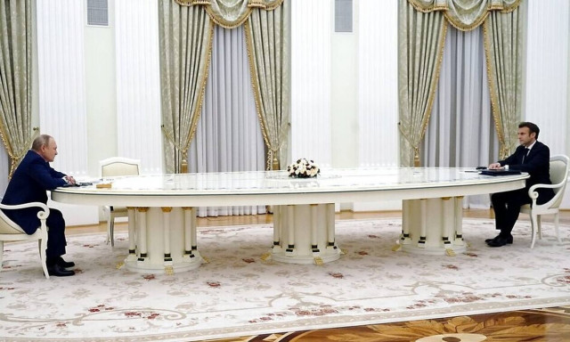 Πούτιν σε Μακρόν: Μην στέλνετε όπλα στην Ουκρανία